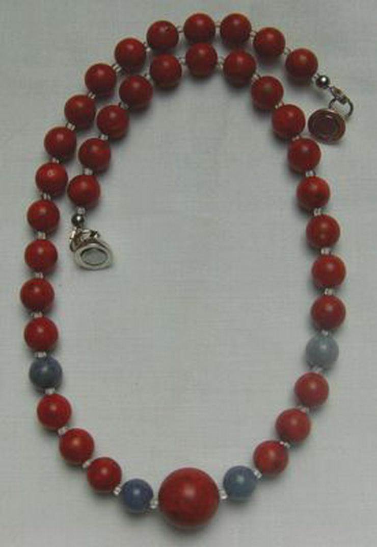 Bild 3: Korallenkette mit Blauquarzeinlagen