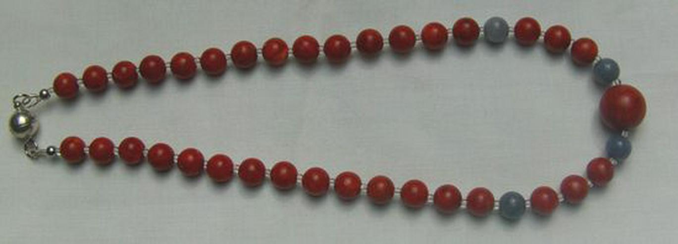 Bild 2: Korallenkette mit Blauquarzeinlagen