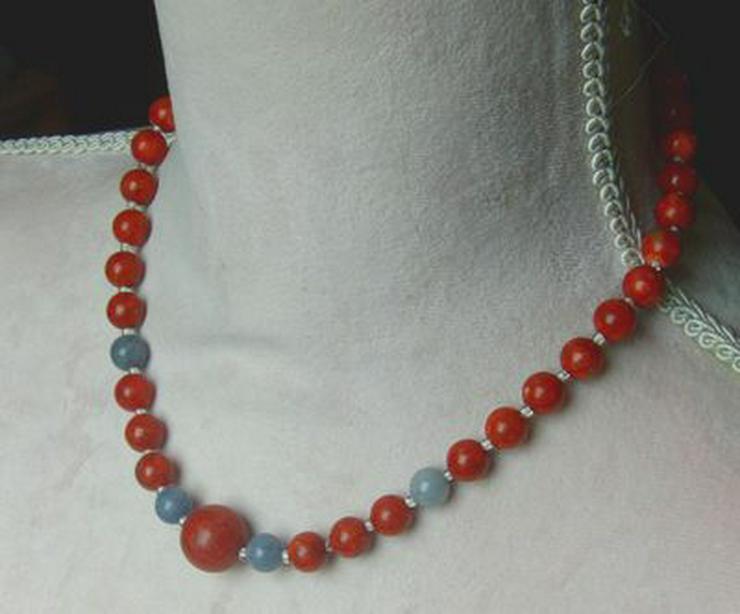 Bild 6: Korallenkette mit Blauquarzeinlagen