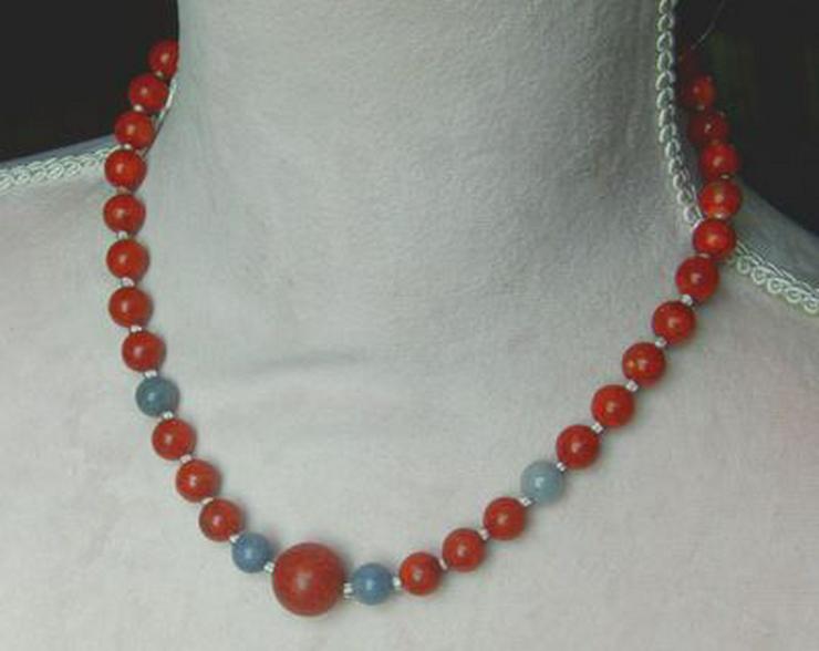 Bild 5: Korallenkette mit Blauquarzeinlagen