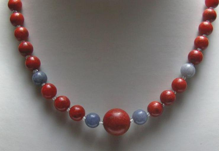 Bild 4: Korallenkette mit Blauquarzeinlagen