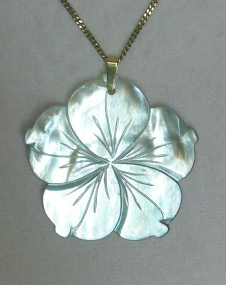 Bild 2: floraler Perlmuttanhänger, 585 Gold Schlaufe