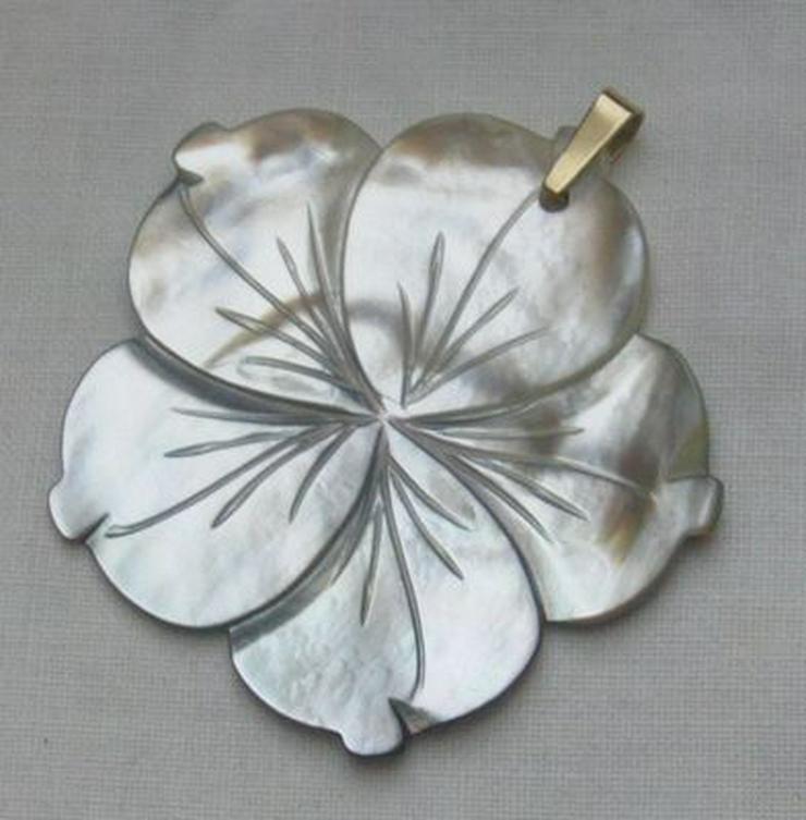 Bild 4: floraler Perlmuttanhänger, 585 Gold Schlaufe