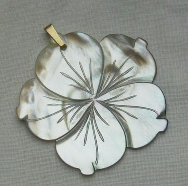 Bild 3: floraler Perlmuttanhänger, 585 Gold Schlaufe