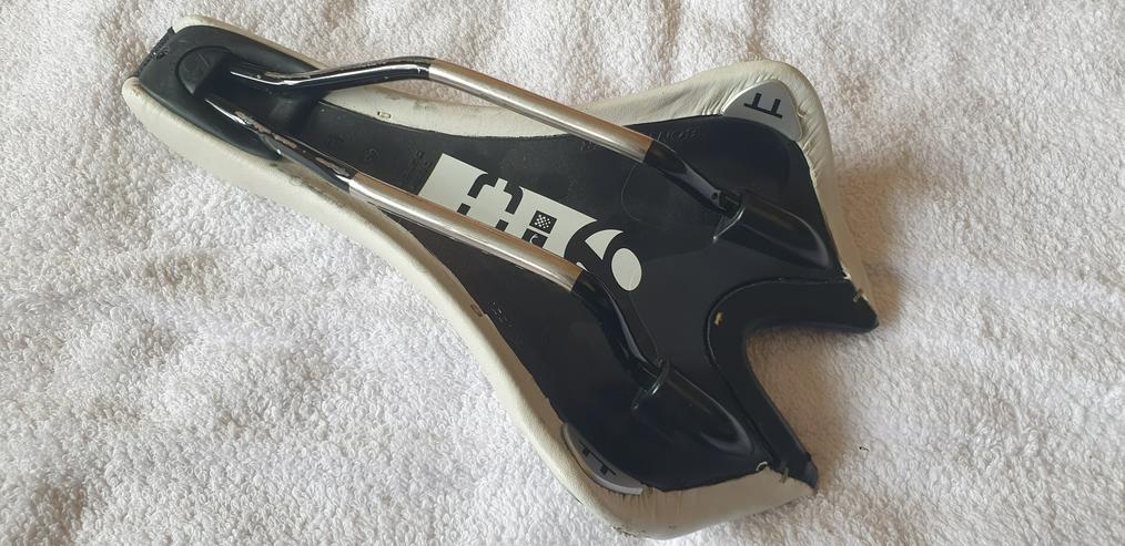 Bild 6: Fahrradsattel für Triathlon, Rennrad, Sportliches Fahren in Weiß