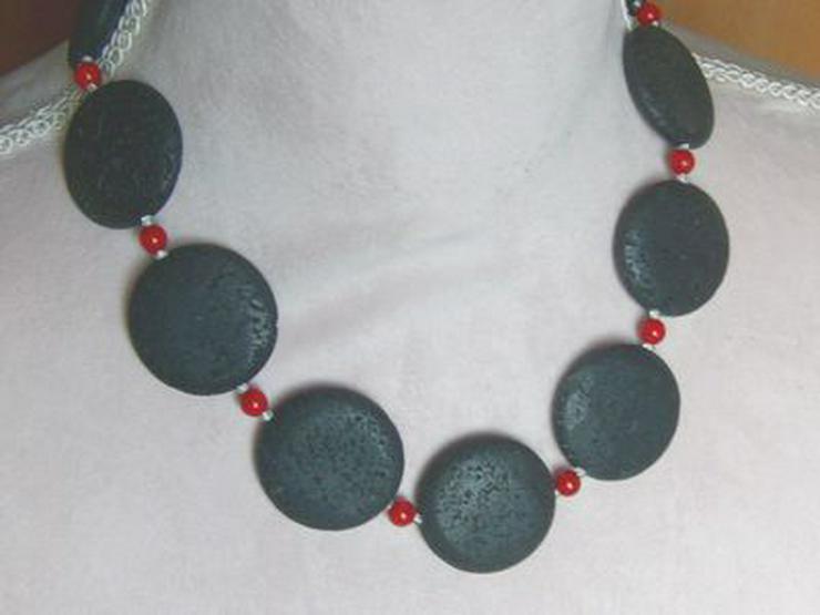 Bild 5: Lavakette mit roten Korallenperlen