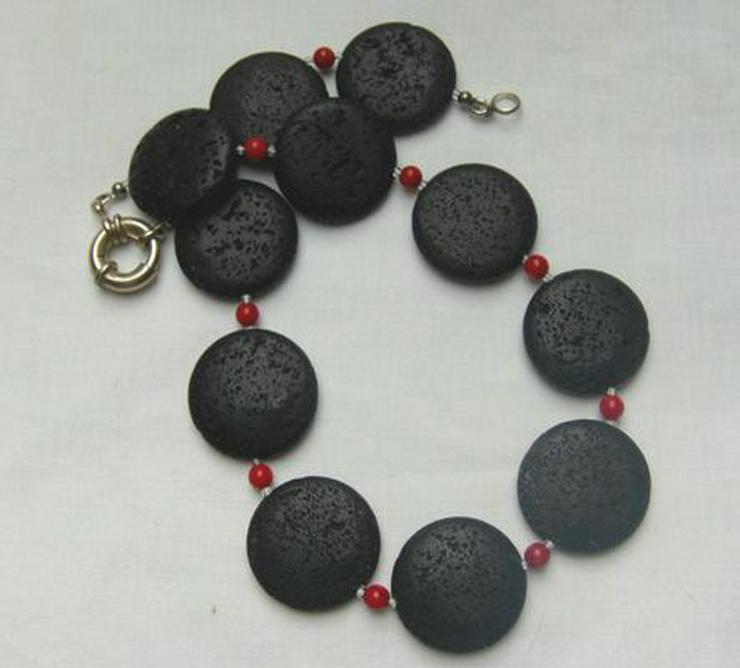 Lavakette mit roten Korallenperlen