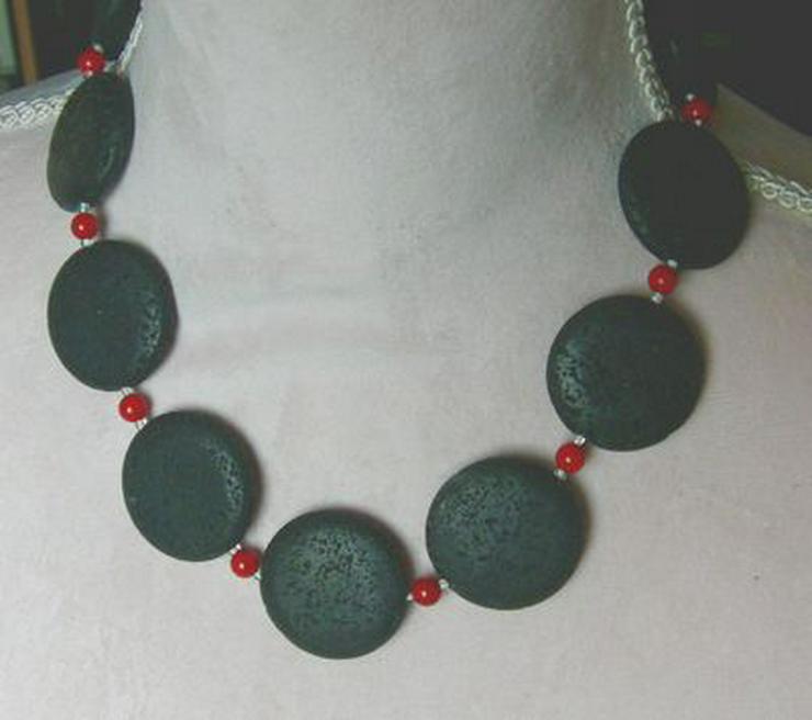 Bild 6: Lavakette mit roten Korallenperlen