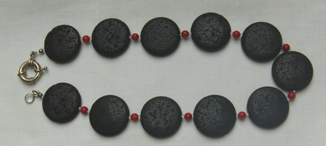 Bild 2: Lavakette mit roten Korallenperlen