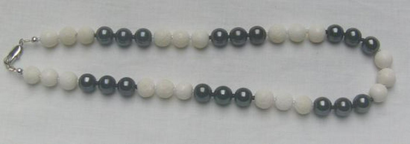 Bild 2: Edelsteinkette, weisser Lava mit schwarzen Hämatit