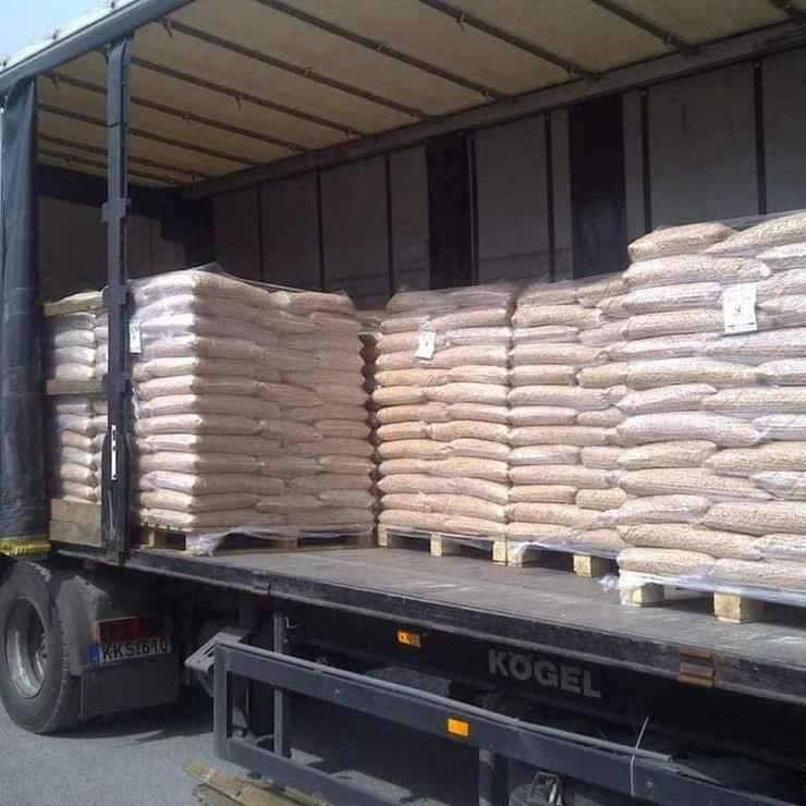 Premium-Holzpellets in 15-kg-Säcken auf Palette