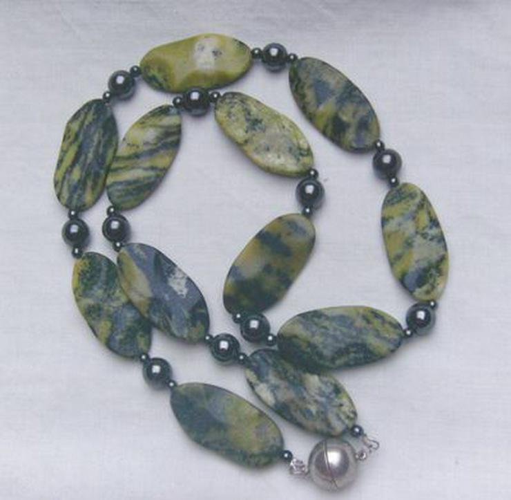 Bild 3: Türkiskette Longkette, mit eingefassten Hämatitsteinen