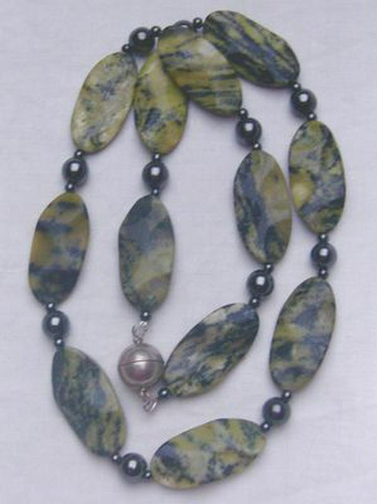 Bild 4: Türkiskette Longkette, mit eingefassten Hämatitsteinen