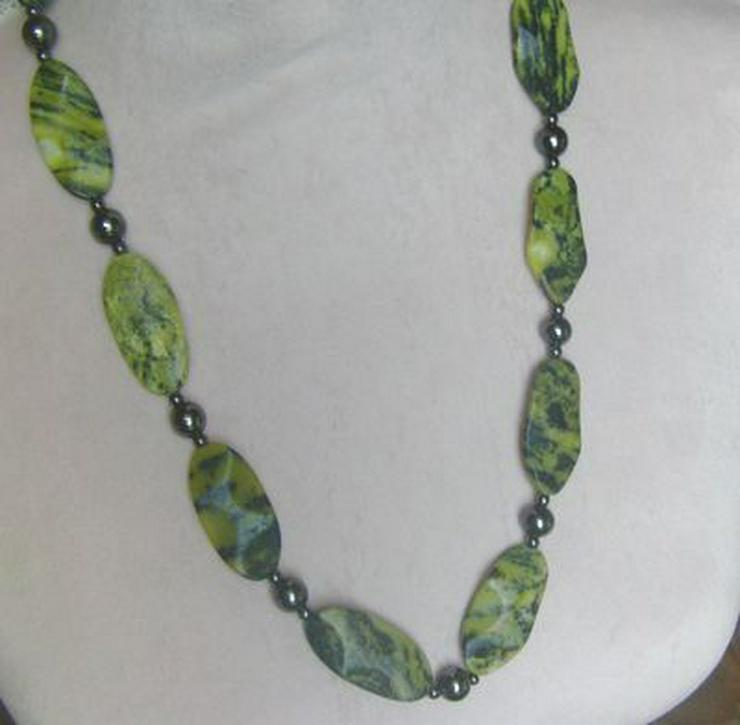 Bild 5: Türkiskette Longkette, mit eingefassten Hämatitsteinen