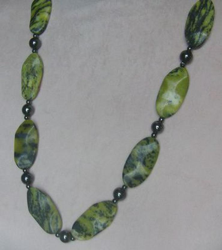 Bild 2: Türkiskette Longkette, mit eingefassten Hämatitsteinen