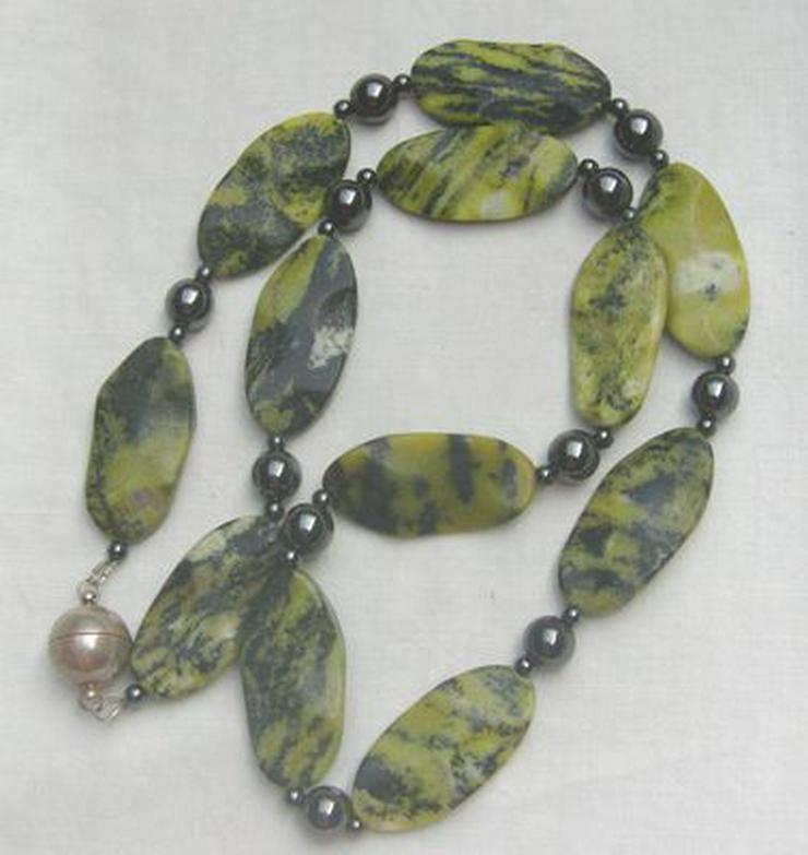 Bild 6: Türkiskette Longkette, mit eingefassten Hämatitsteinen