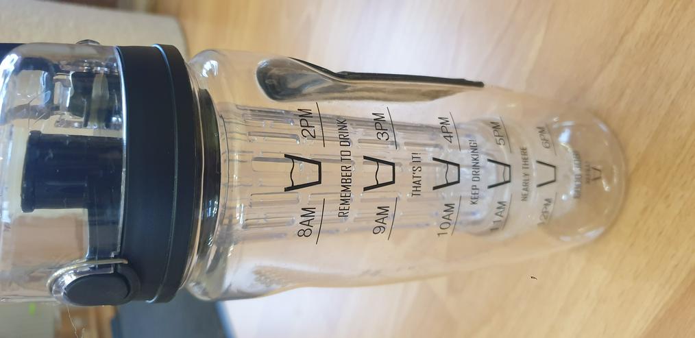 Bild 4: Trinkflasche mit Einsatz für Obst & Gemüse (Opard Polar Edition)