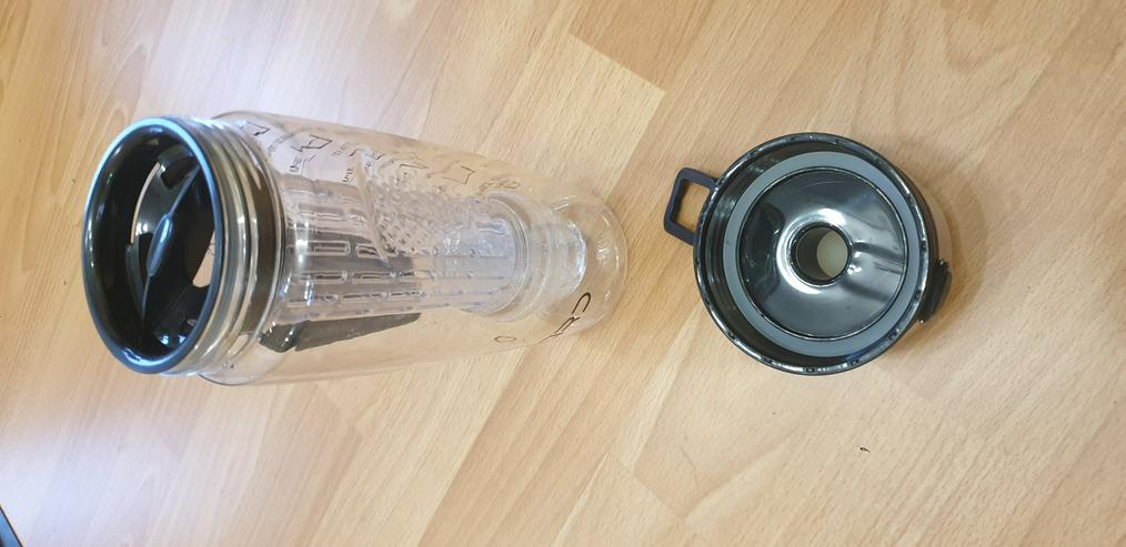 Bild 6: Trinkflasche mit Einsatz für Obst & Gemüse (Opard Polar Edition)