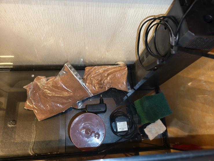 Bild 3: Aquarium mit Zubehör und Unterschrank abzugeben