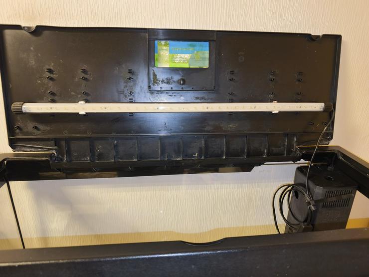 Bild 4: Aquarium mit Zubehör und Unterschrank abzugeben