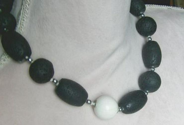 Bild 7: elegante Lavakette mit weiltich eingefasster weisser Koralle