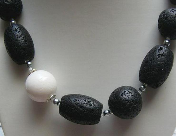 Bild 2: elegante Lavakette mit weiltich eingefasster weisser Koralle