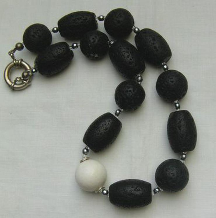 Bild 4: elegante Lavakette mit weiltich eingefasster weisser Koralle