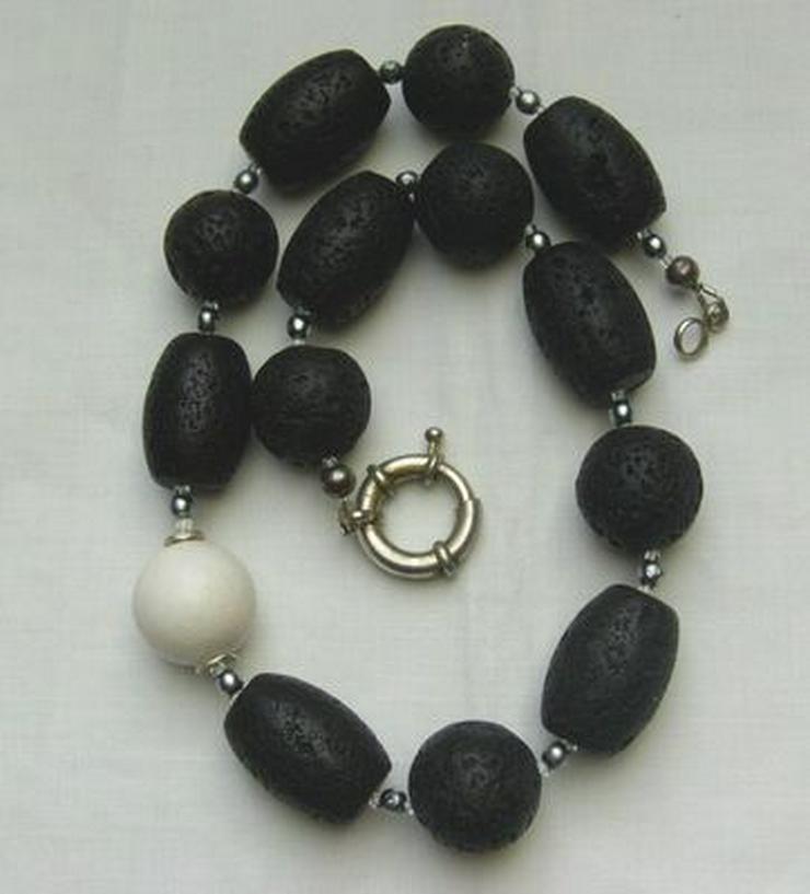 Bild 5: elegante Lavakette mit weiltich eingefasster weisser Koralle