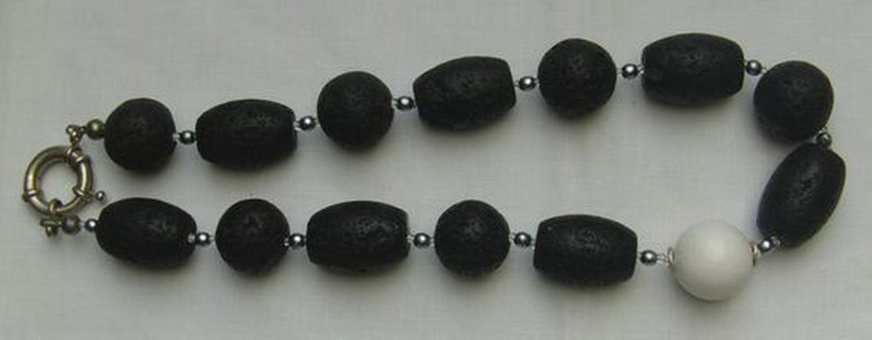 Bild 3: elegante Lavakette mit weiltich eingefasster weisser Koralle