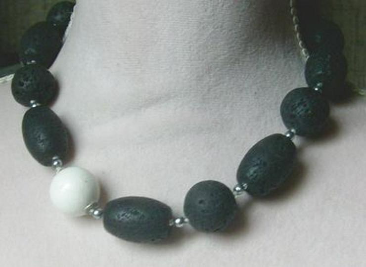 Bild 6: elegante Lavakette mit weiltich eingefasster weisser Koralle