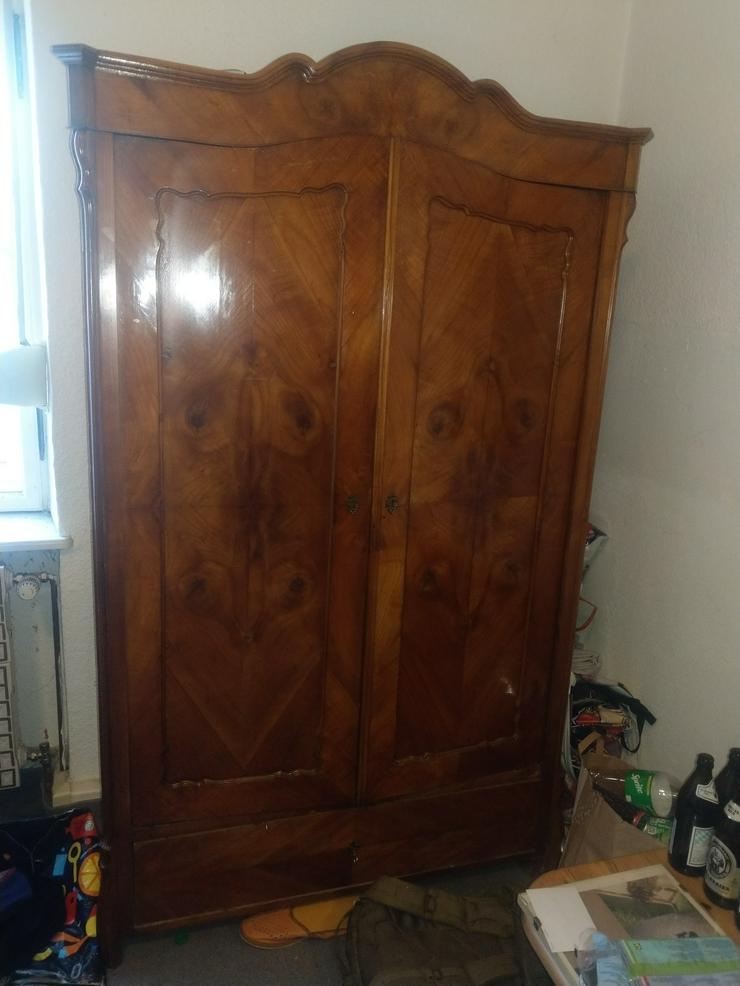 Antiker Kleiderschrank