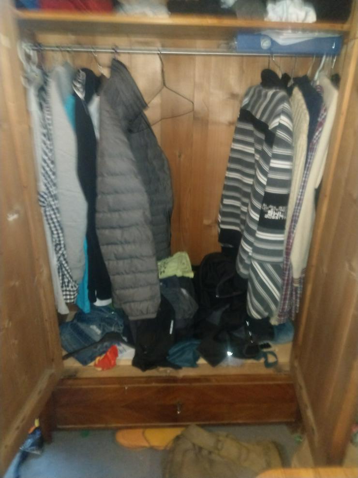 Bild 3: Antiker Kleiderschrank