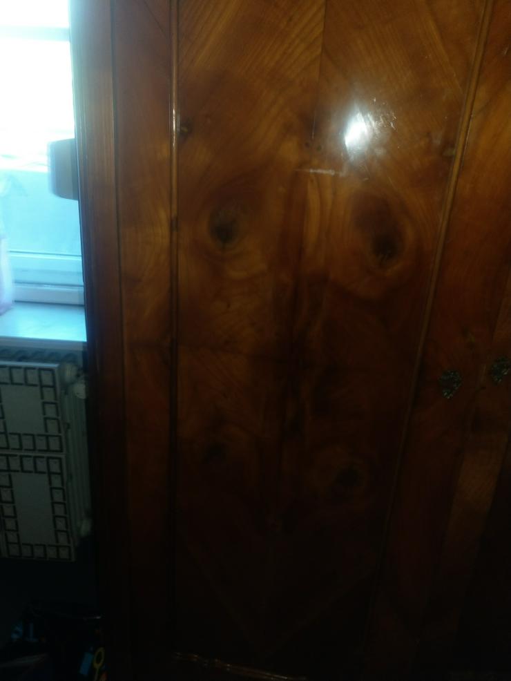 Bild 2: Antiker Kleiderschrank