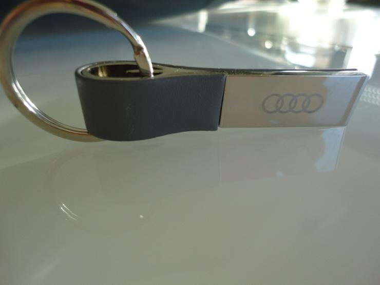 Bild 2: AUDI Schlüsselanhänger Leder grau neuwertig