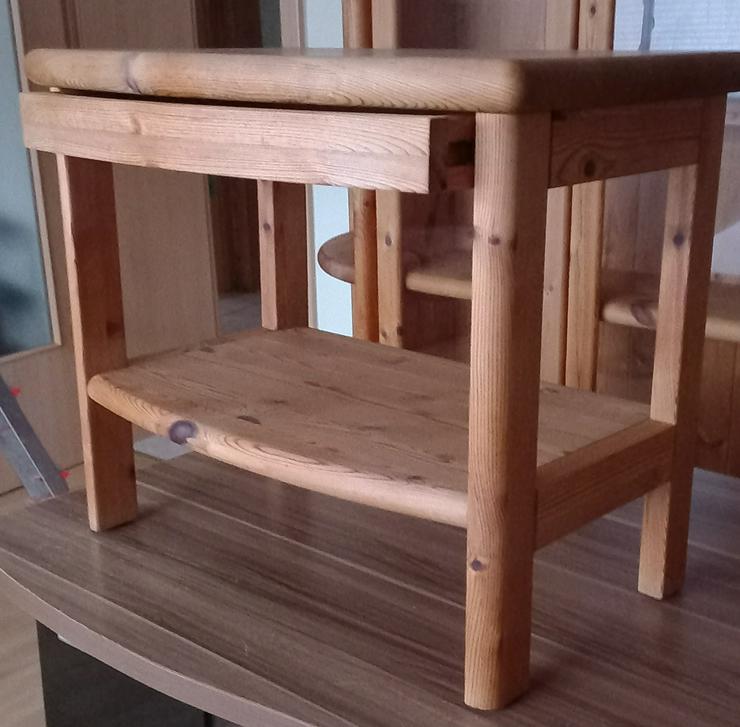 Bild 5: Schrankwand, 2 Beistelltische, Couchtisch, Schreibtisch, Stehlampe