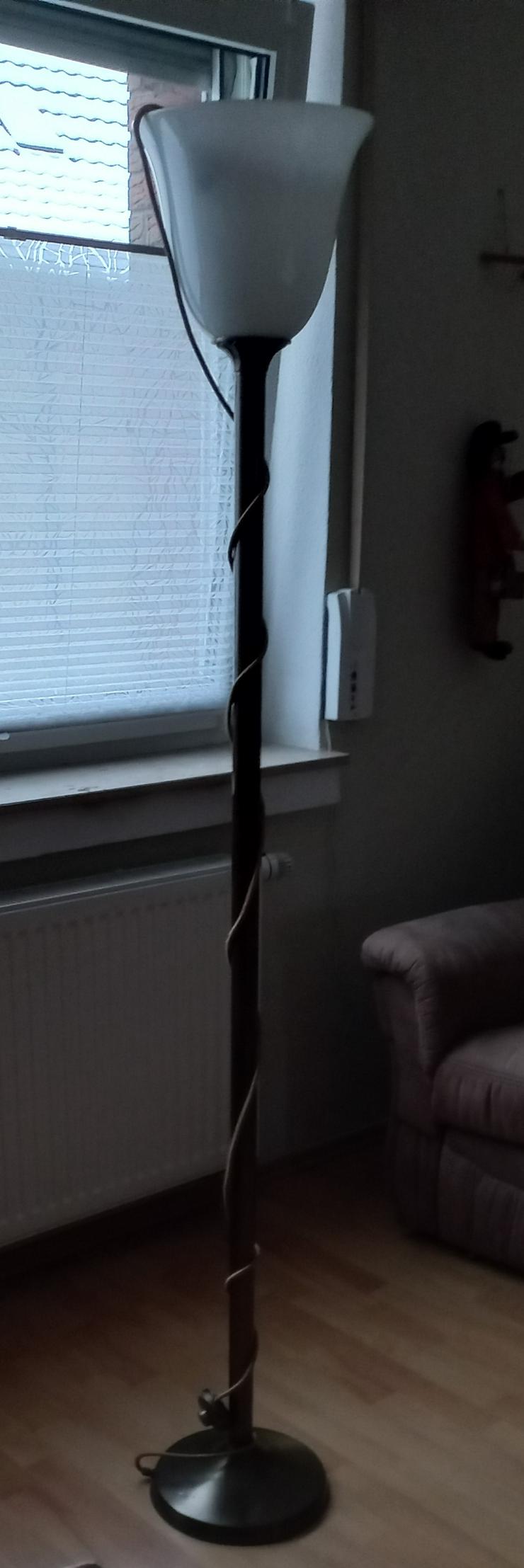 Bild 6: Schrankwand, 2 Beistelltische, Couchtisch, Schreibtisch, Stehlampe