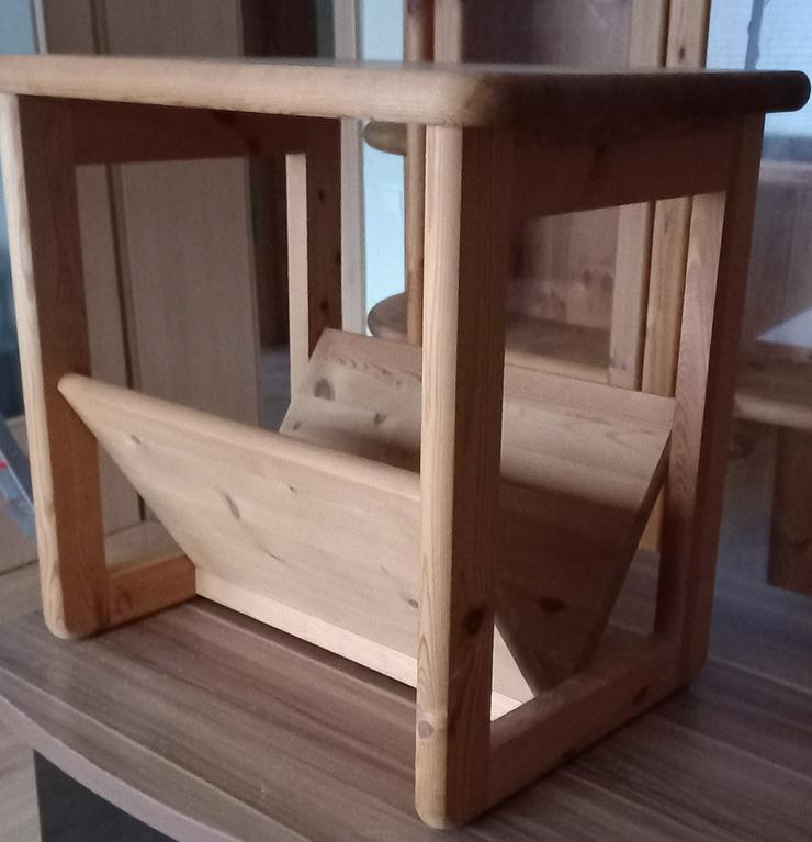 Bild 4: Schrankwand, 2 Beistelltische, Couchtisch, Schreibtisch, Stehlampe