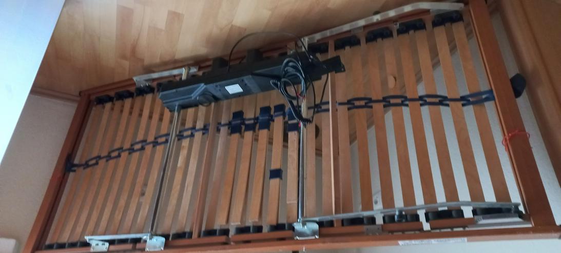 Bild 7: Schrankwand, 2 Beistelltische, Couchtisch, Schreibtisch, Stehlampe