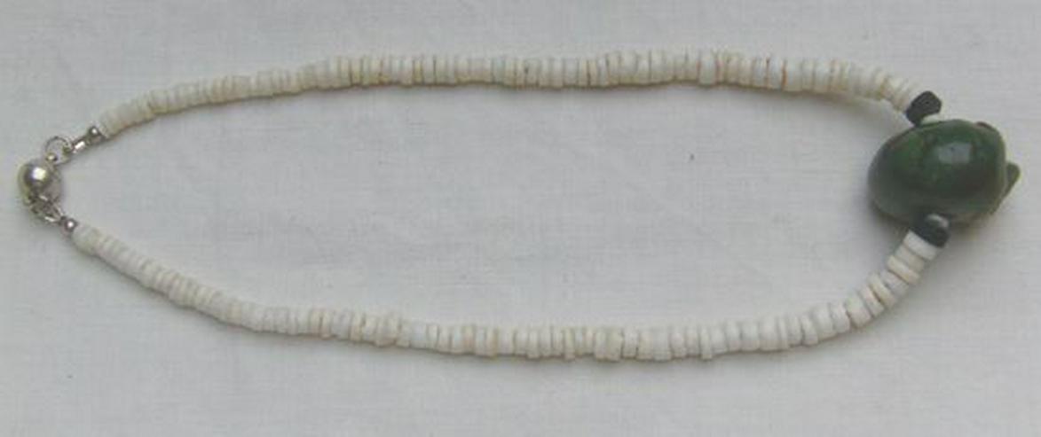 Bild 6: Totenkopfkette gefertigt aus einen Friedens.- und einen Moosachat