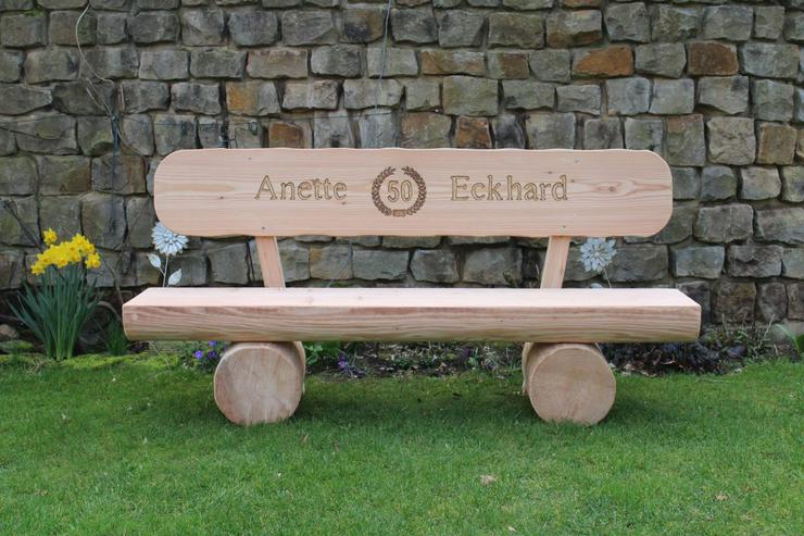 Bild 8: Baumstammbank mit Armlehne. Gartenbank mit Gravur. Hochzeitsgeschenk.