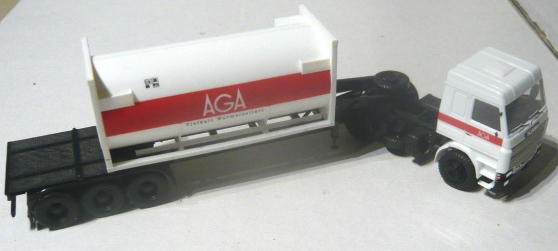 Bild 5: Herpa 1:87 Scania 143m Tieflader Sattelzug mit Aufbau AGA