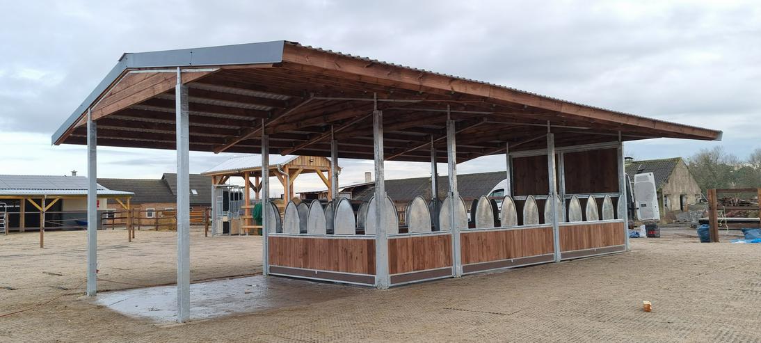 Bild 11: Pferdestall bauen & Offenstall kaufen - Pferdebox und Heuraufe