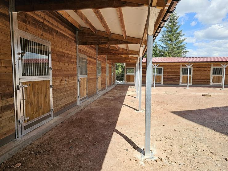 Bild 14: Innenboxen & Heuraufe | Pferdebox kaufen