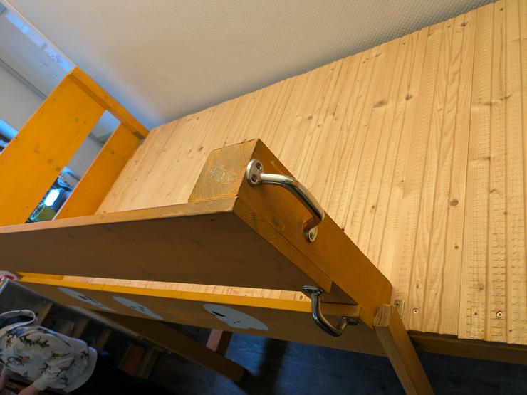 Bild 2: Selbstgebautes Hochbett mit Matratze 