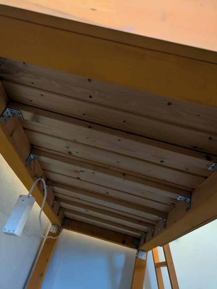 Bild 3: Selbstgebautes Hochbett mit Matratze 