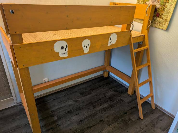 Bild 5: Selbstgebautes Hochbett mit Matratze 