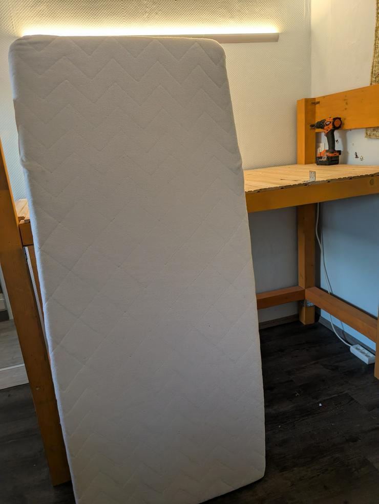 Bild 8: Selbstgebautes Hochbett mit Matratze 