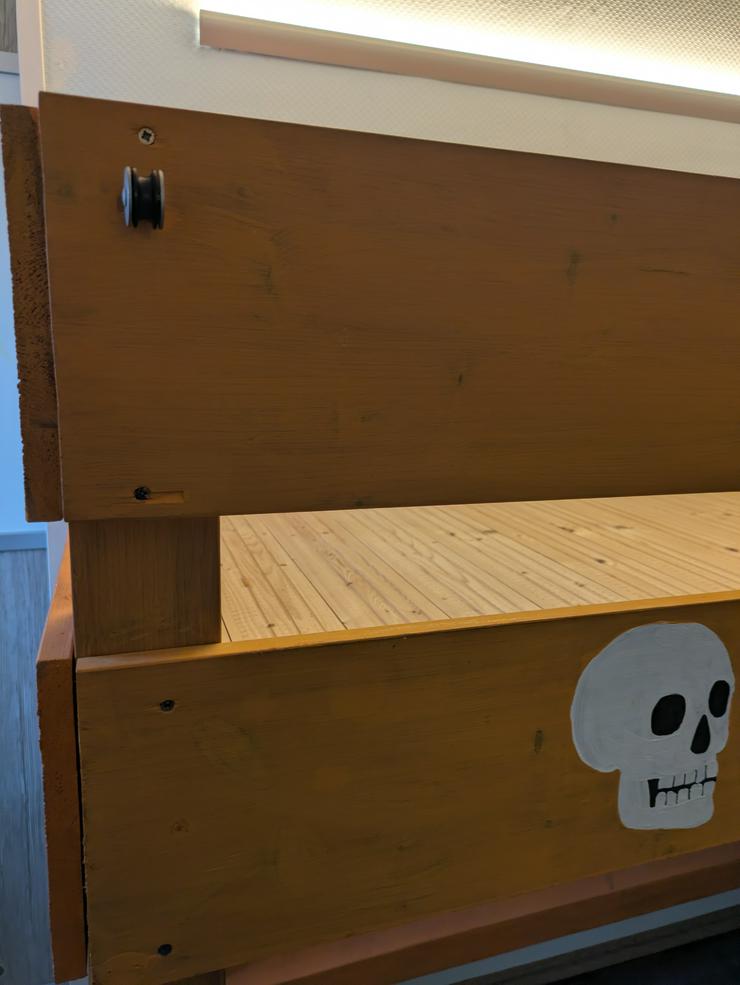 Bild 7: Selbstgebautes Hochbett mit Matratze 