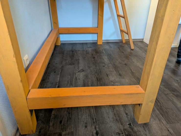 Bild 4: Selbstgebautes Hochbett mit Matratze 