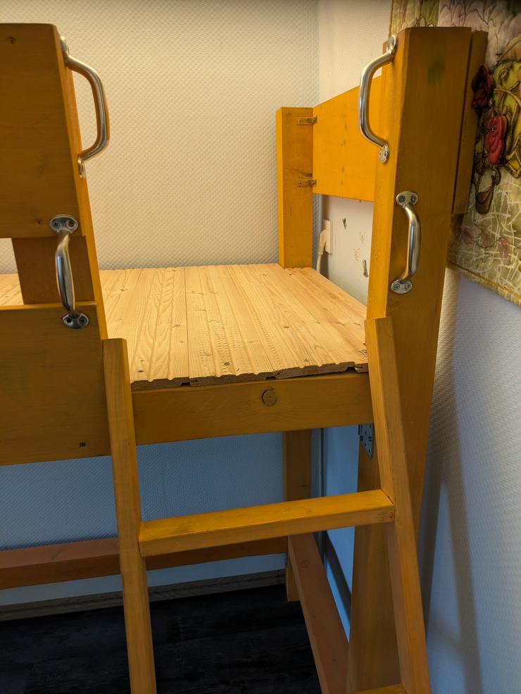 Bild 6: Selbstgebautes Hochbett mit Matratze 